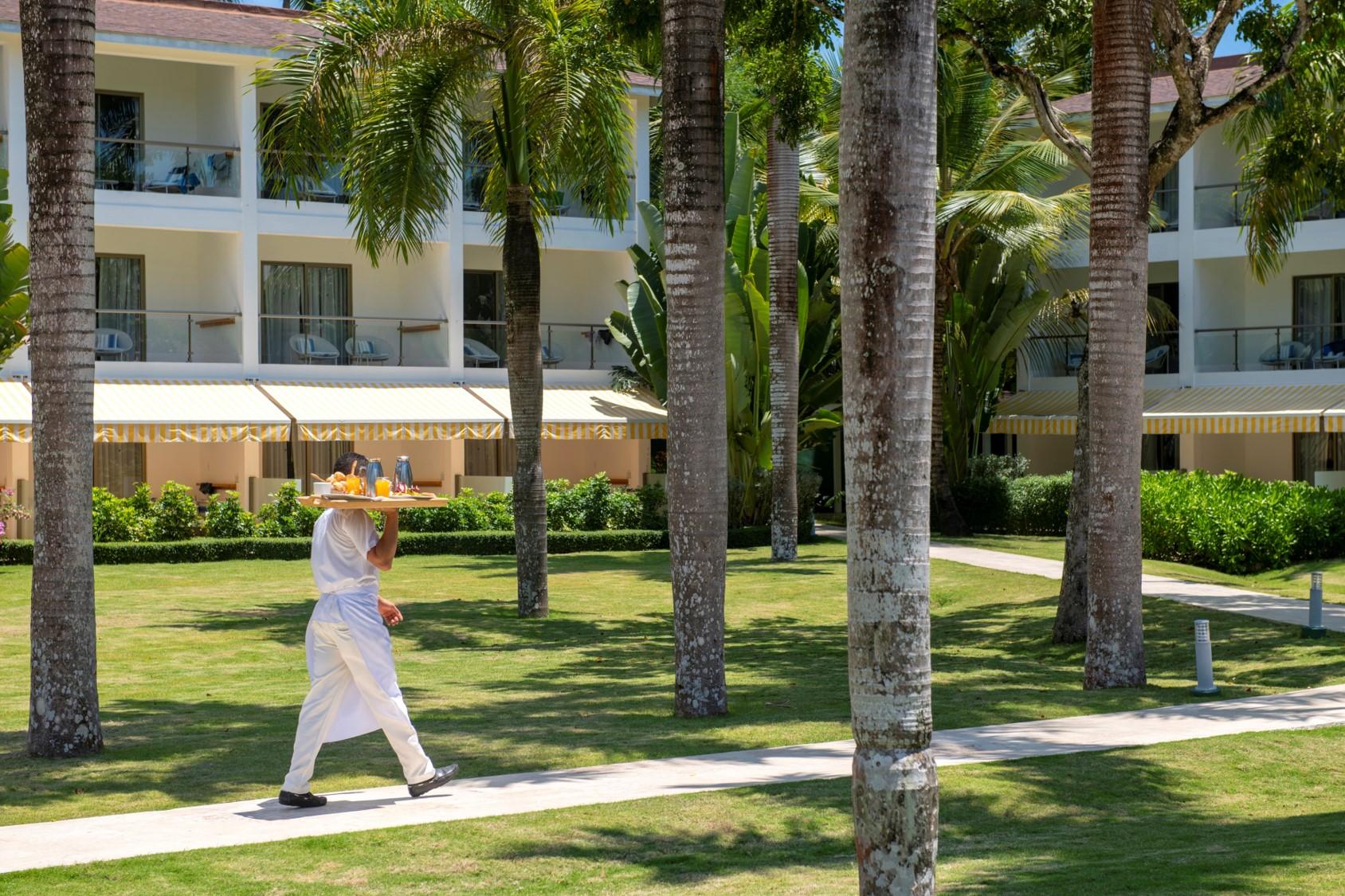 Viva V Samana By Wyndham, A Trademark Adults All Inclusive Las Terrenas Bagian luar foto A butler at the Four Seasons Resort Punta Cana