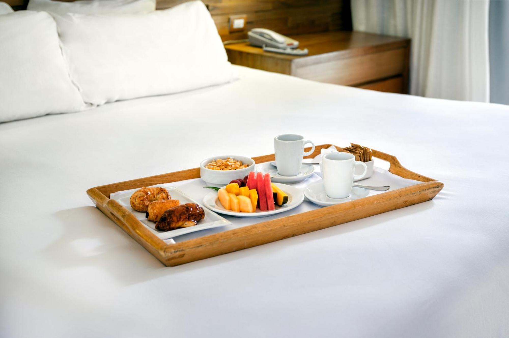 Viva V Samana By Wyndham, A Trademark Adults All Inclusive Las Terrenas Bagian luar foto Room service