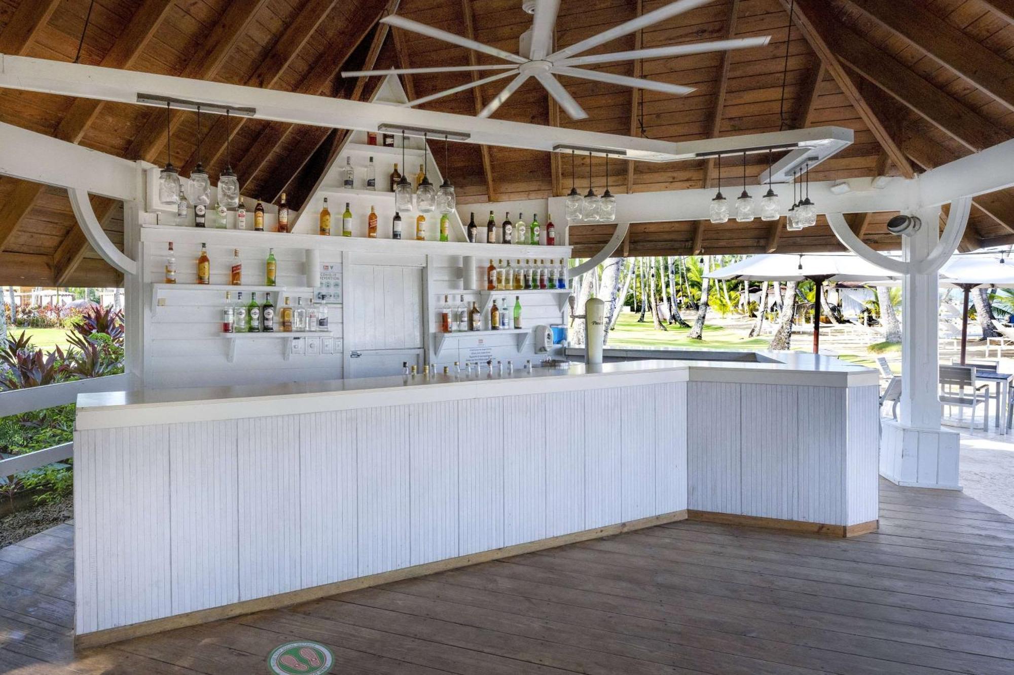 Viva V Samana By Wyndham, A Trademark Adults All Inclusive Las Terrenas Bagian luar foto The bar at the beach club