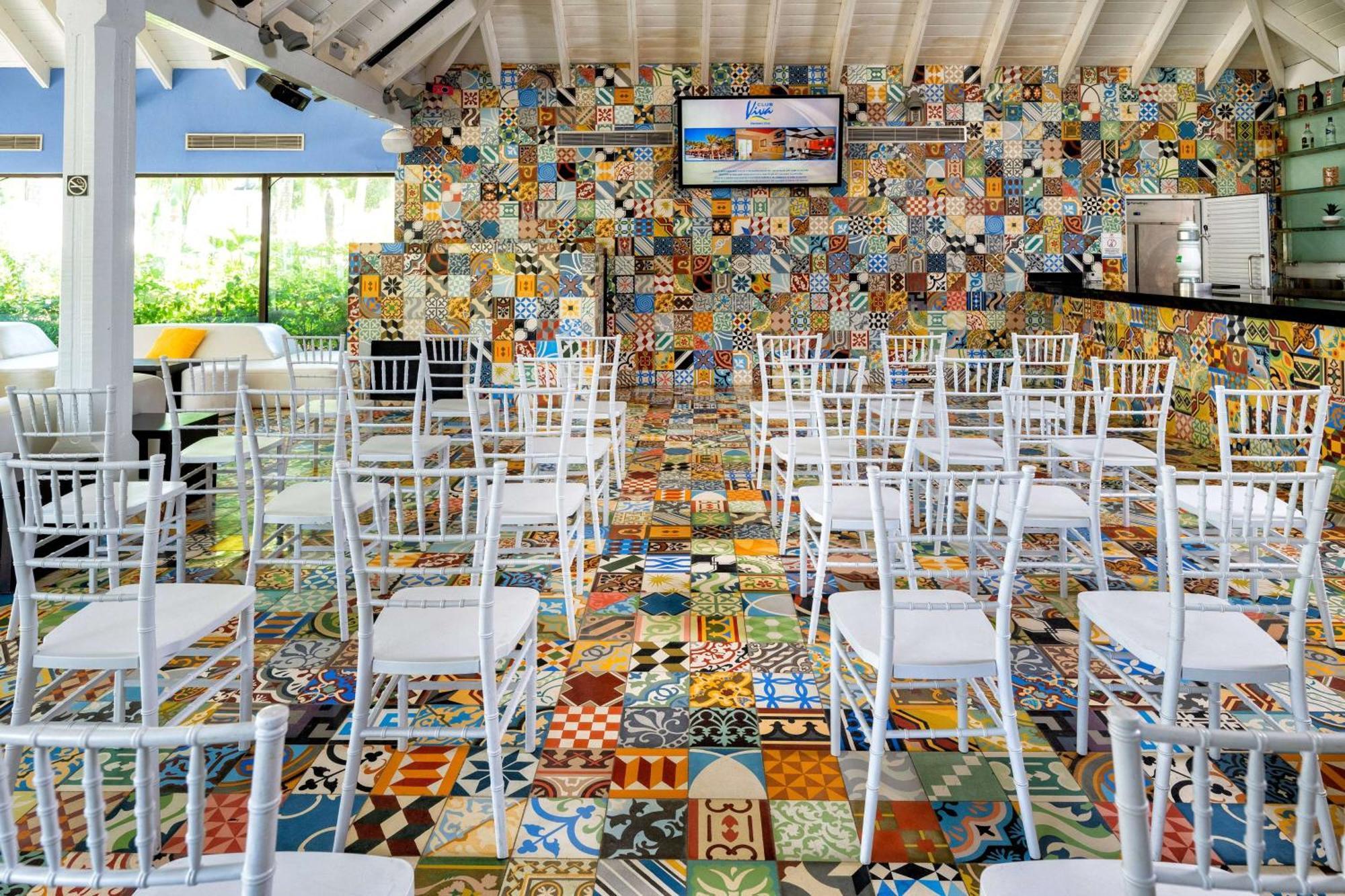 Viva V Samana By Wyndham, A Trademark Adults All Inclusive Las Terrenas Bagian luar foto The interior of the hotel