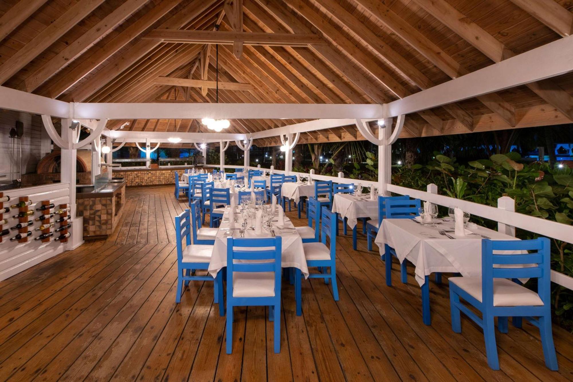 Viva V Samana By Wyndham, A Trademark Adults All Inclusive Las Terrenas Bagian luar foto Restaurant at the Hotel